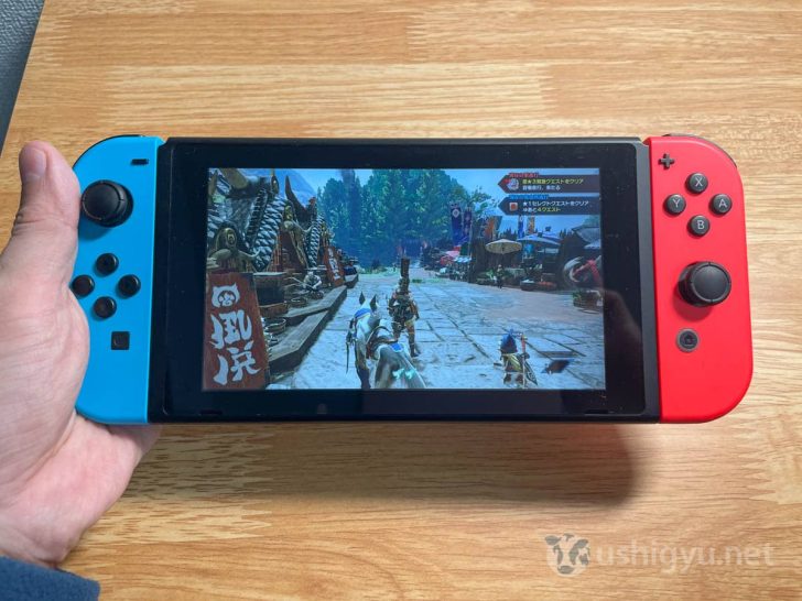 SwitchのJoy-Conでももちろん遊べますが、スティックやボタンが小さくややプレイしづらい