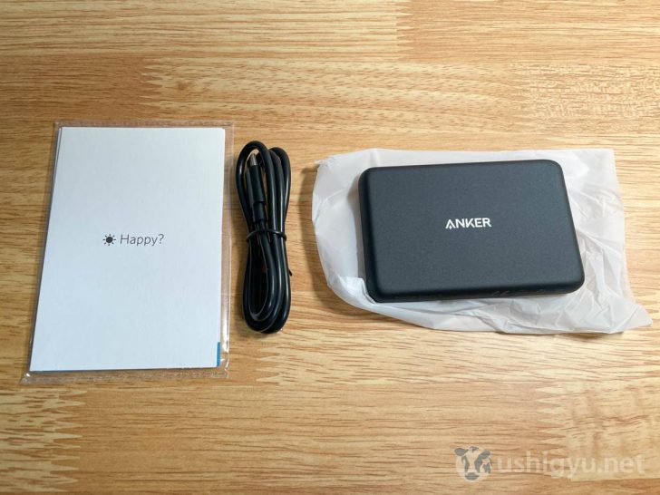 ブラックのAnker PowerCore Magnetic 5000本体に、両端USB-Cのケーブルと説明書など