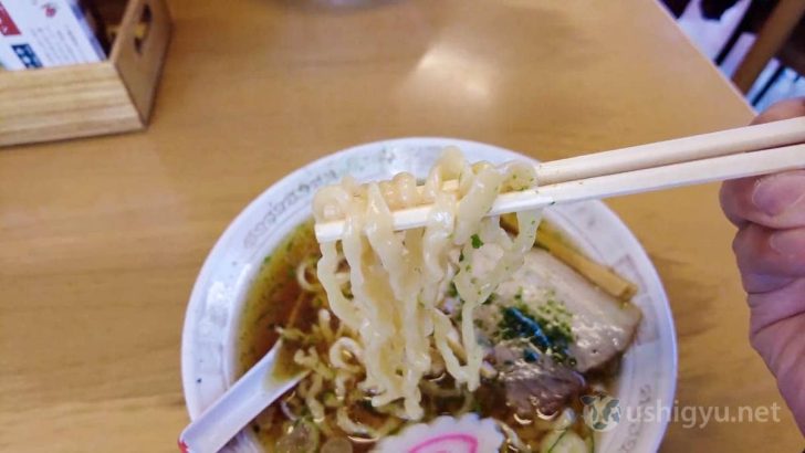 麺は、おそらくからみそラーメンと同じ滑らかな平打ちちぢれ麺