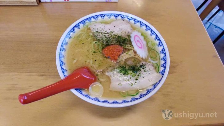 真ん中に特製の辛味噌が乗った赤湯ラーメン