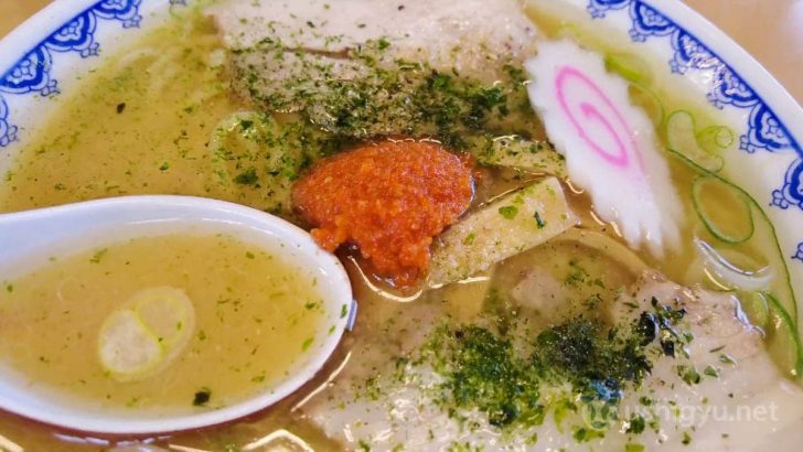 濃厚で旨味が強く、それでいて刺すような塩気ではなくまろやかなスープ