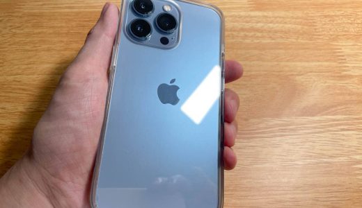 SimplismのiPhone 13 Proケースは、シエラブルーの背面を美しく見せつつ保護性能も高い。なのにリーズナブル！