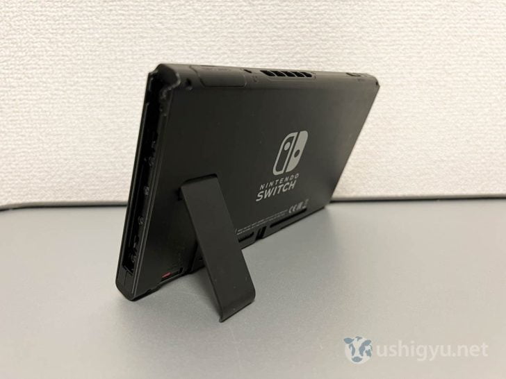 従来のSwitch背面スタンドは、1つの角度でしか固定できない上に細くて不安定