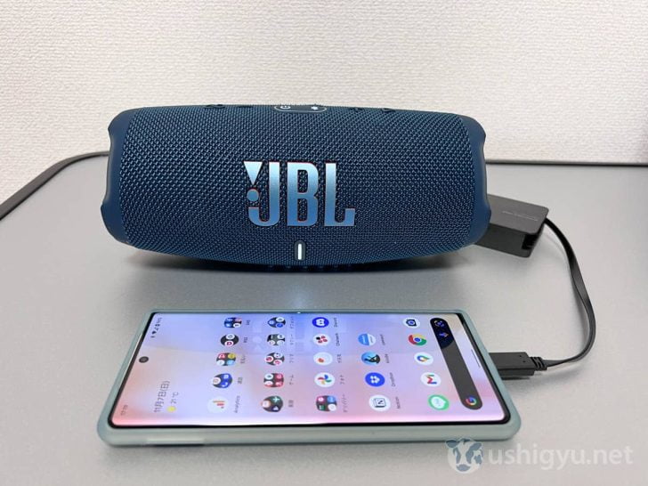 デバイスに充電しつつスピーカーとして音楽も聴けるのは、おそらくJBL Chargeシリーズだけ