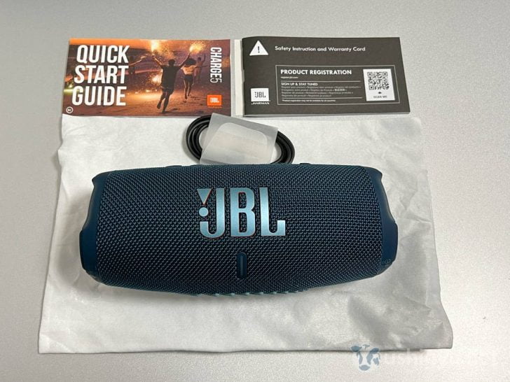 筒状のJBL Charge 5本体のほか、充電用のUSB-Cケーブル、クイックスタートガイド、保証書が入っている