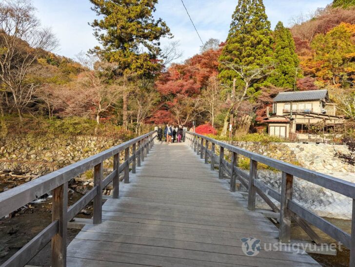 駅を出て目の前にある木の橋を渡り、右に曲がって瑠璃光院へ