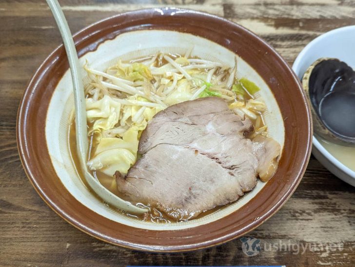 キャベツともやし、大きなチャーシューで麺が見えない