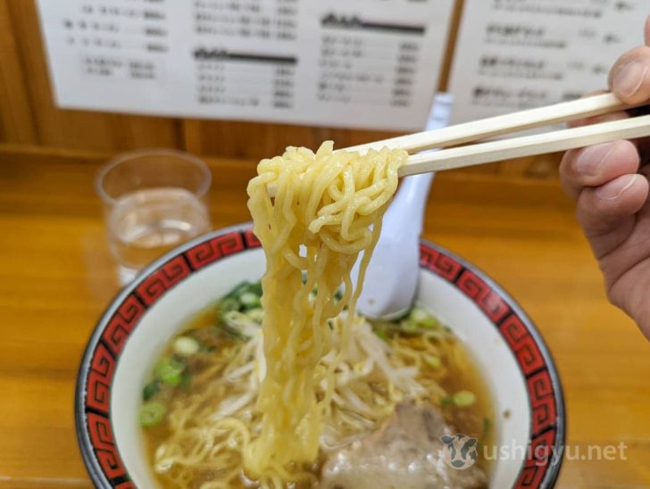 スープとしっかり絡む中細ちぢれ麺