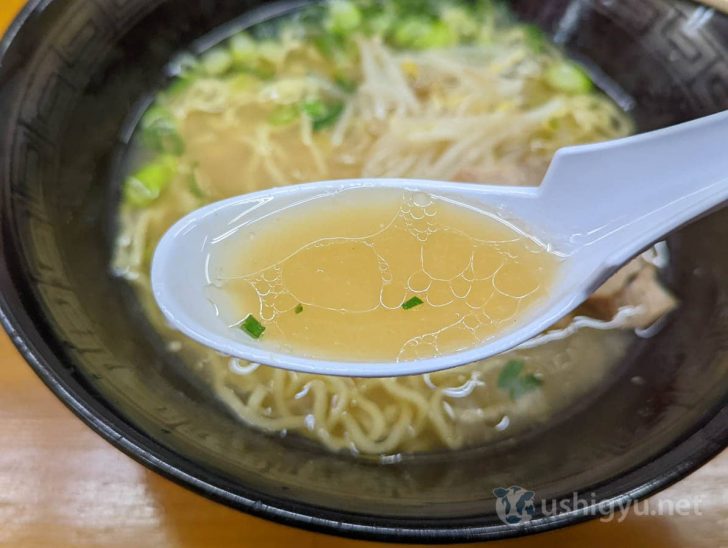 あまり強く主張してこない優しい味噌風味に、牛骨のダシが合わさってこちらもおいしい