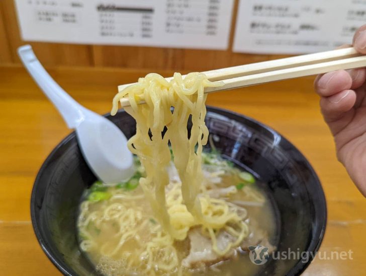 みそラーメンも中細ちぢれ麺を使用