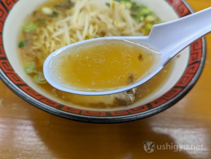 琥珀色のスープを口に入れると、醤油ダレに後押しされた牛骨ダシの旨味がぶわっと広がる