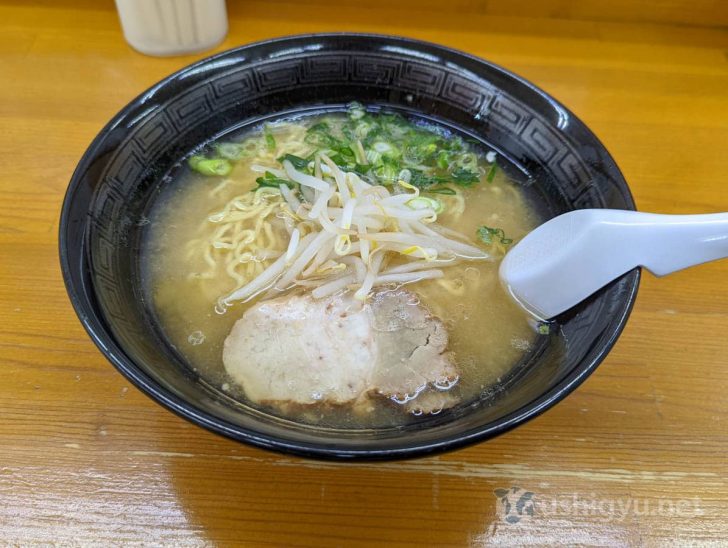 脂の層ができていて、しっかりアツアツでいただけるみそラーメン