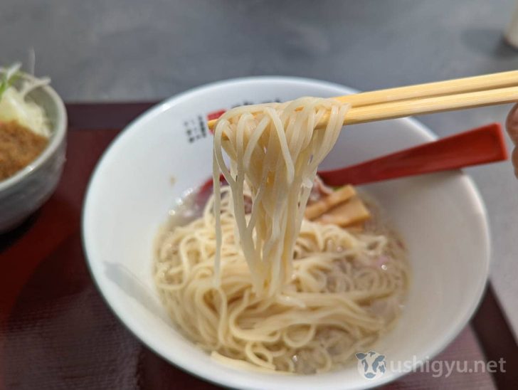 麺は地どり蕎麦と同じ加水率高めのツルツル細麺