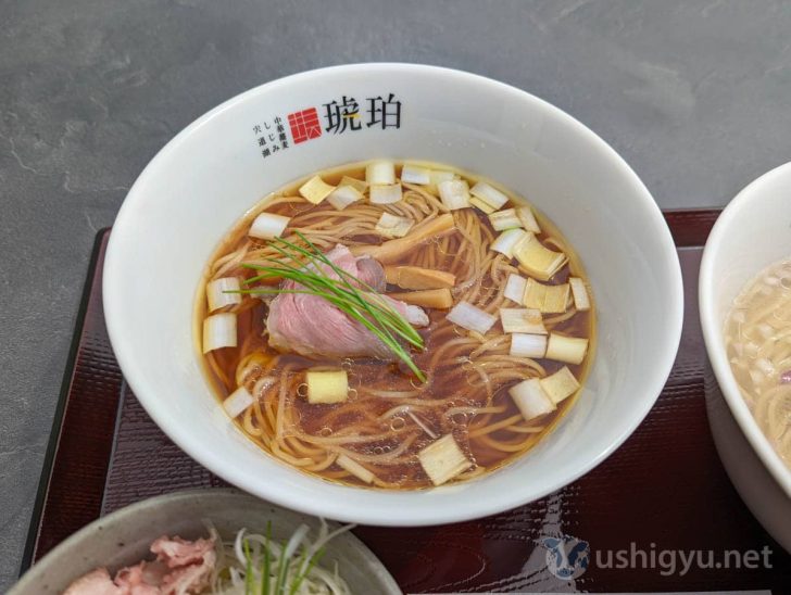 はかた地どりで取った出汁をベースとした醤油スープの中華蕎麦