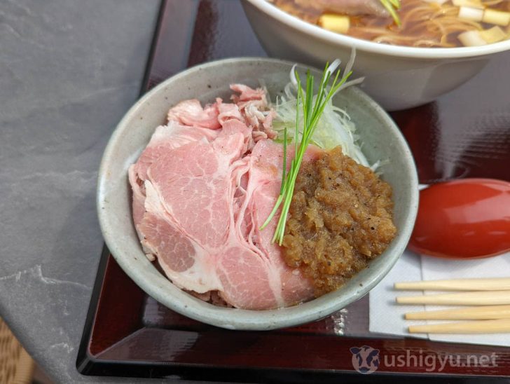 丼に乗っているローストポークは、中華そばに乗っているチャーシューと同じもの