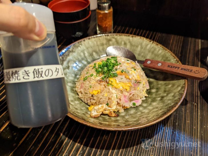 卓上にある焼き飯のタレをかけるといい味変になる