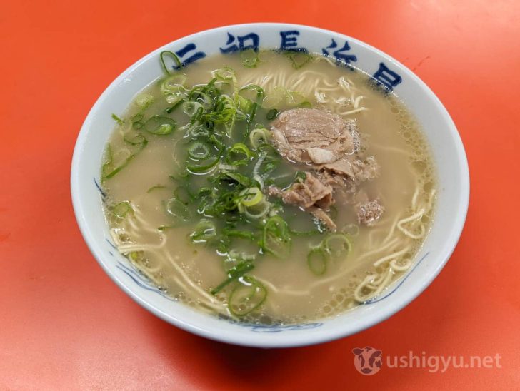 白地に青文字で「元祖長浜屋」と書かれた丼のラーメン