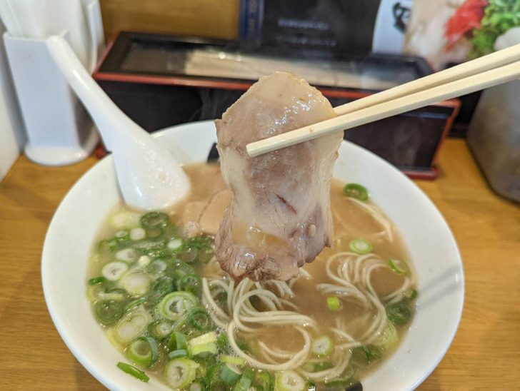 薄切りチャーシューは醤油ダレの味がしっかり染みている