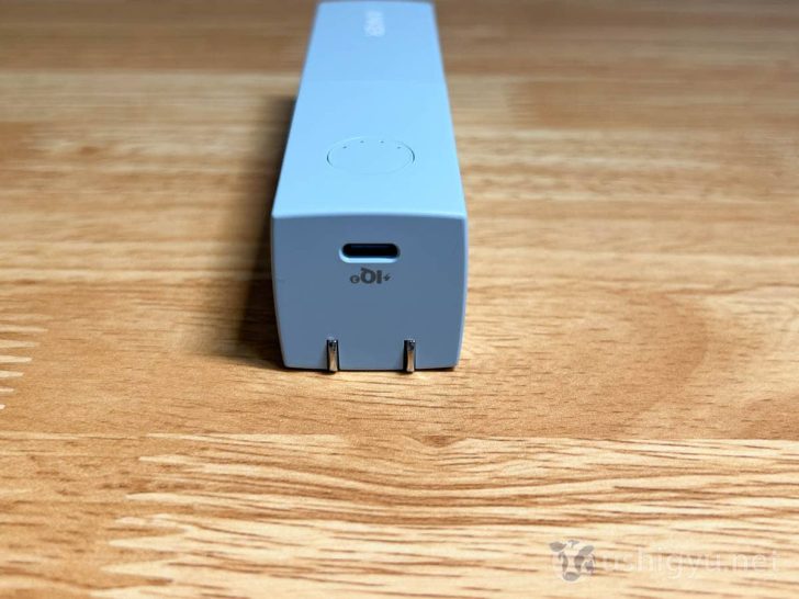 底の部分にUSB-Cポートがあり、ここからスマートフォンなどのデバイスを充電