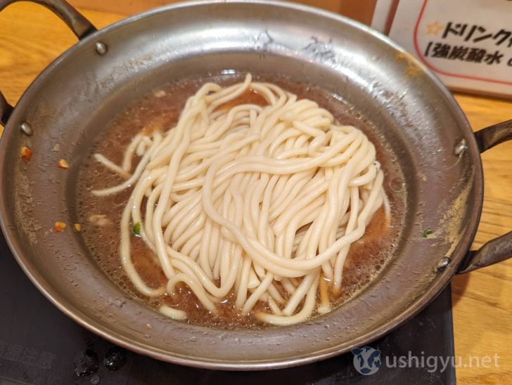 〆は、博多もつ鍋ならではのちゃんぽん麺