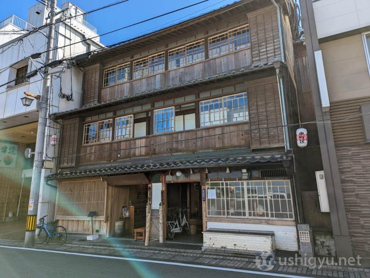 竹屋は大正建築の立派な店構え