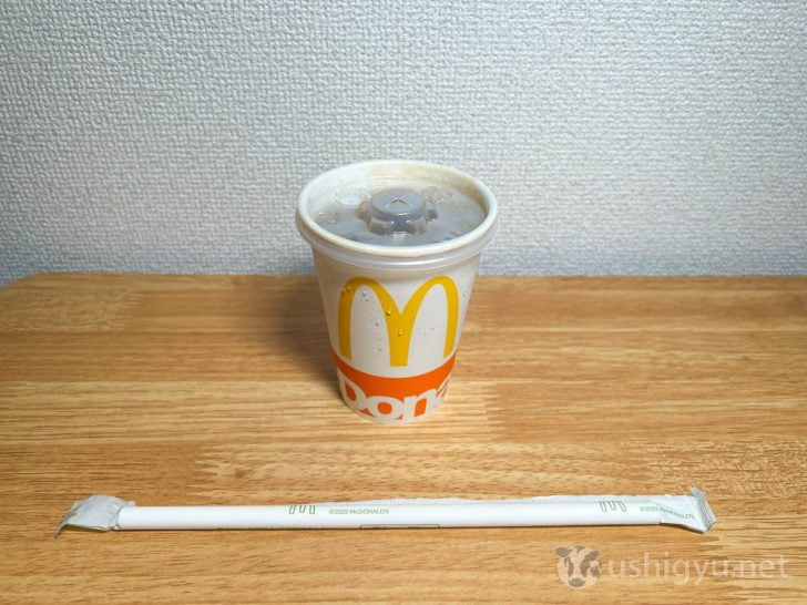 マクドナルドのアイスコーヒーと紙ストロー