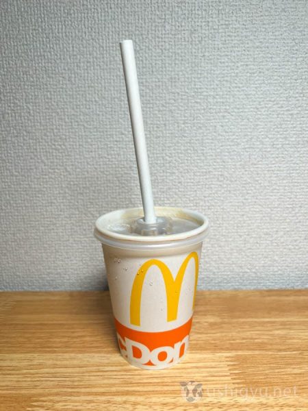 マクドナルドの紙ストローでドリンクを飲む