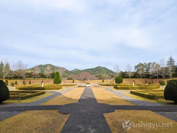 宮殿の入り口をくぐった先は庭園