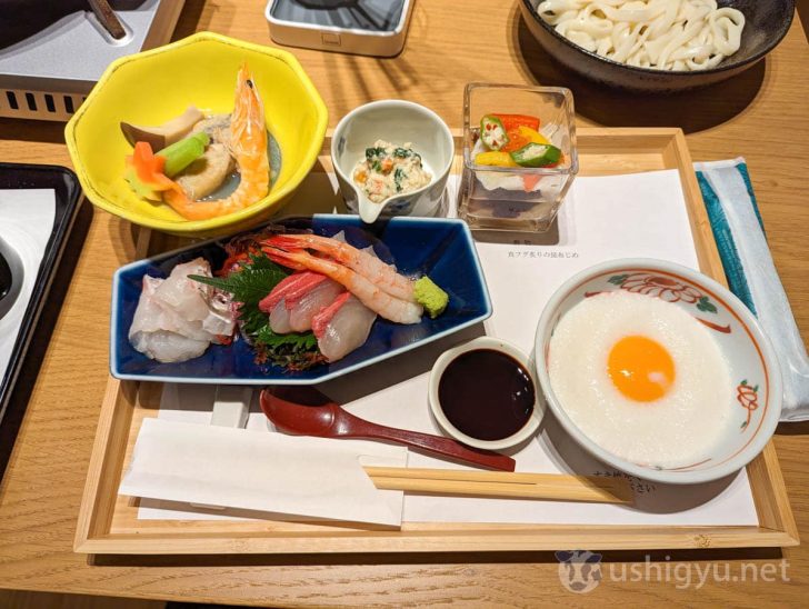 刺身や小鉢、すき焼きをディップして食べる山芋と卵