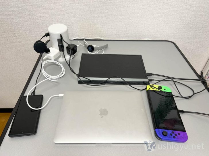 実際にいくつかのコンセントやUSB-Aポートを使って充電してみた様子の写真