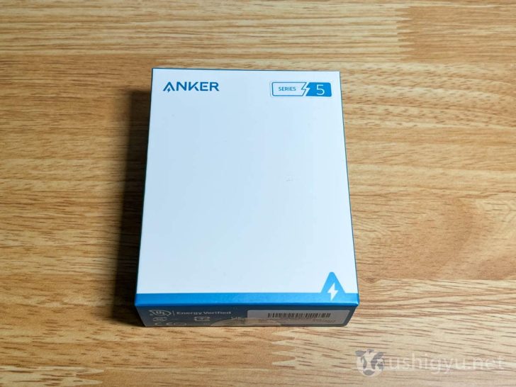 ホワイトとブルーの2色パッケージが特徴のAnker製品