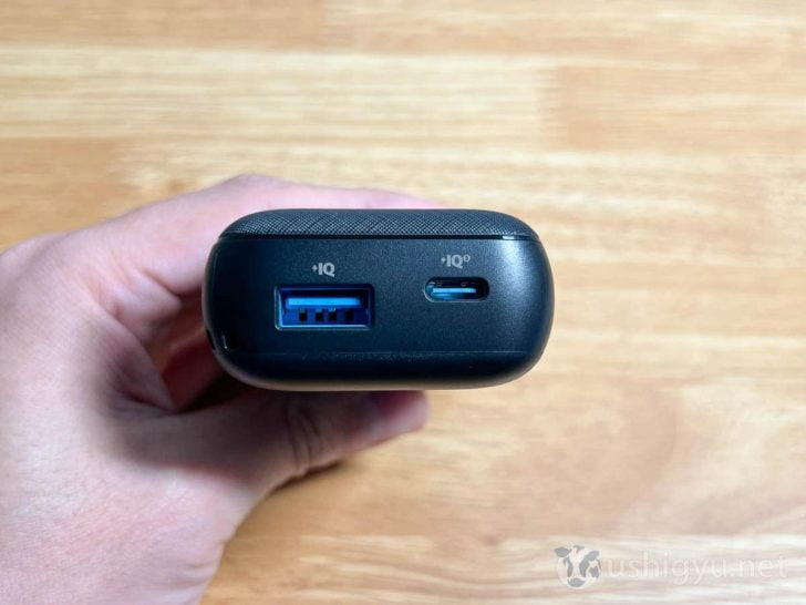 USB-A、USB-Cの2ポートを備えており最大25Wの急速充電が可能