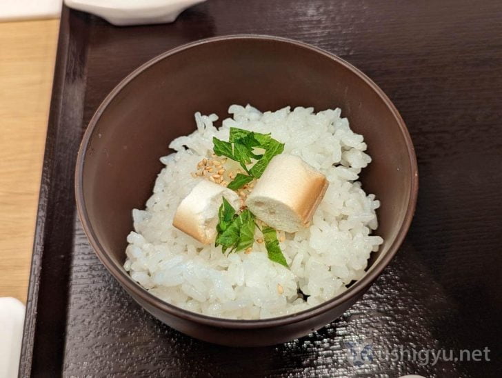 あまりにスープが気に入ったので、頼む予定のなかった追い飯（130円）を追加注文