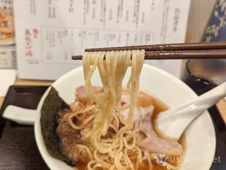 京都の老舗「麺屋棣鄂（ていがく）」から取り寄せているという多加水中太ストレート麺