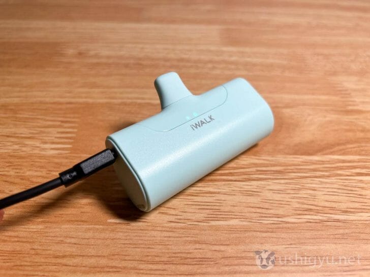 USB-Cポートからの充電中も、このランプで現在のバッテリー充電状況を知らせてくれる