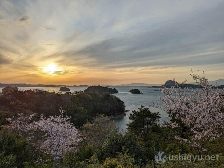 高台に位置する天空の船の敷地内からは、夕焼けも美しく見える