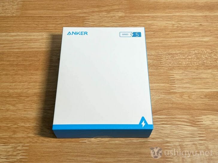 Ankerらしいホワイトとブルーの爽やかでシンプルなパッケージ