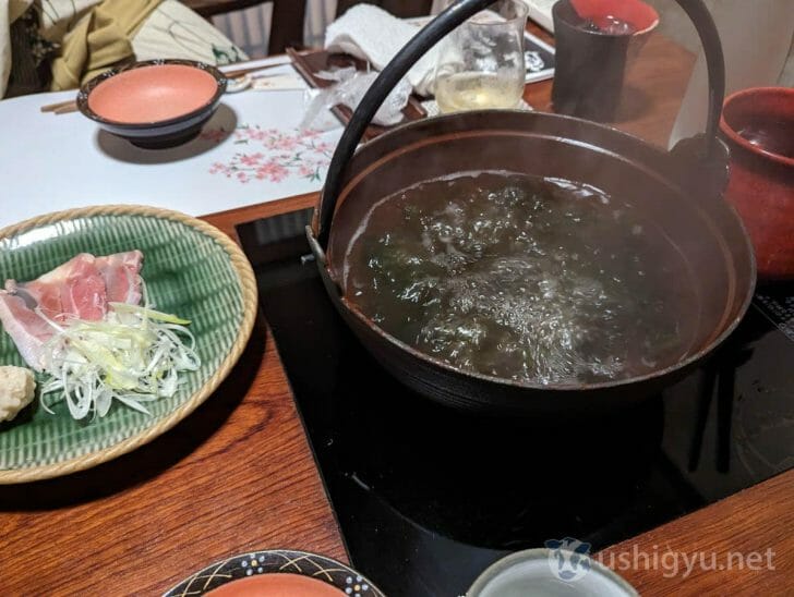 ダシにくぐらせて地どりを食べ、残ったダシを大分の郷土料理「やせうま」の麺にかけて食べる