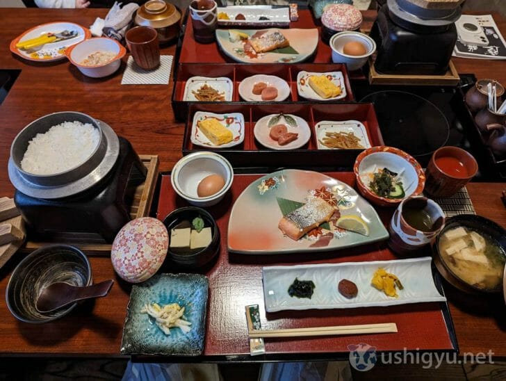 漬物や鮭、明太子などご飯のすすむおかずもたくさんある