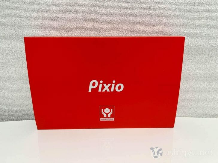 赤の背景に白の文字が特徴的な、Pixioのパッケージ