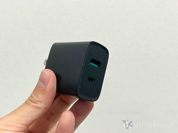 付属の電源アダプタはUSB-A、USB-Cの2ポートを備えている