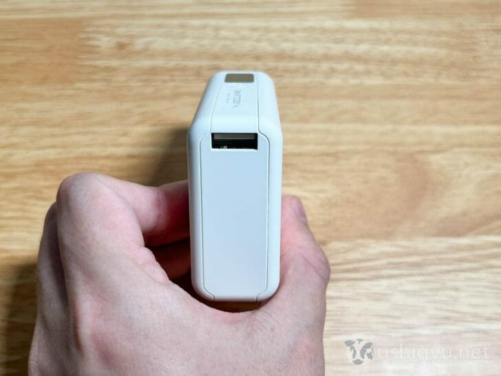 右側面には出力専用のUSB-Aポート