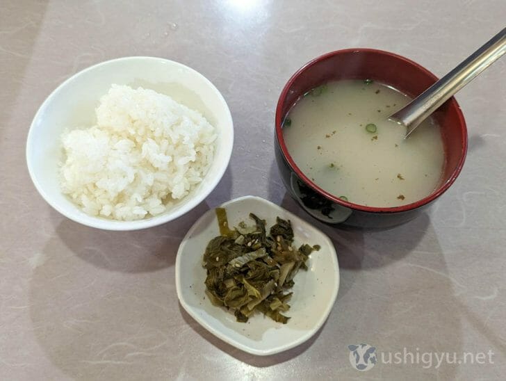 ご飯や漬物、とんこつスープ