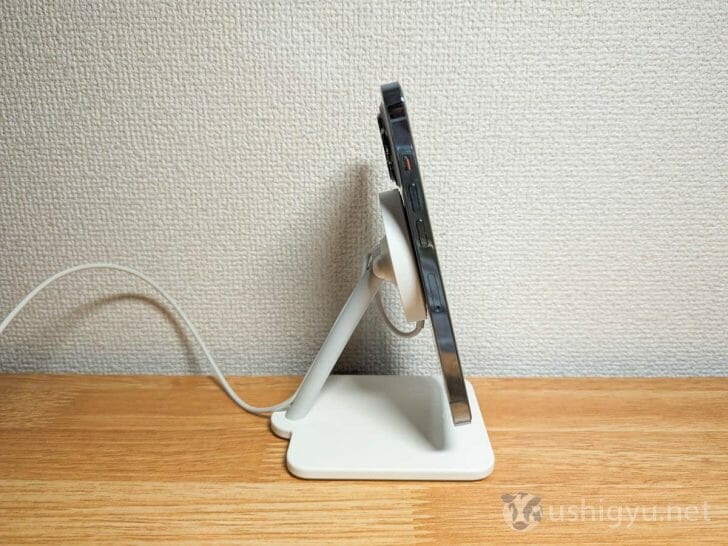 正面に近い角度でも、MagSafeパワーで落ちずに使える