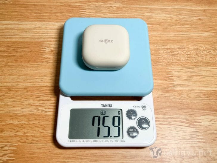 充電ケースに収納時の重量は、実測値で75.9g