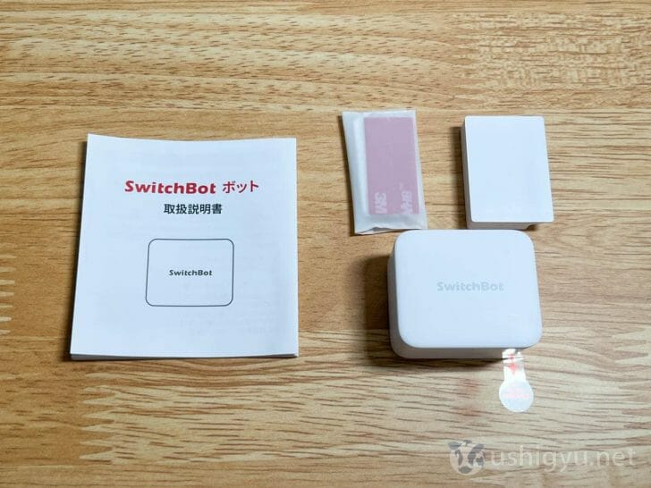 中身はSwitchBotボット本体、高さ調整に使うボットヘルパー、両面テープ各種、取扱説明書