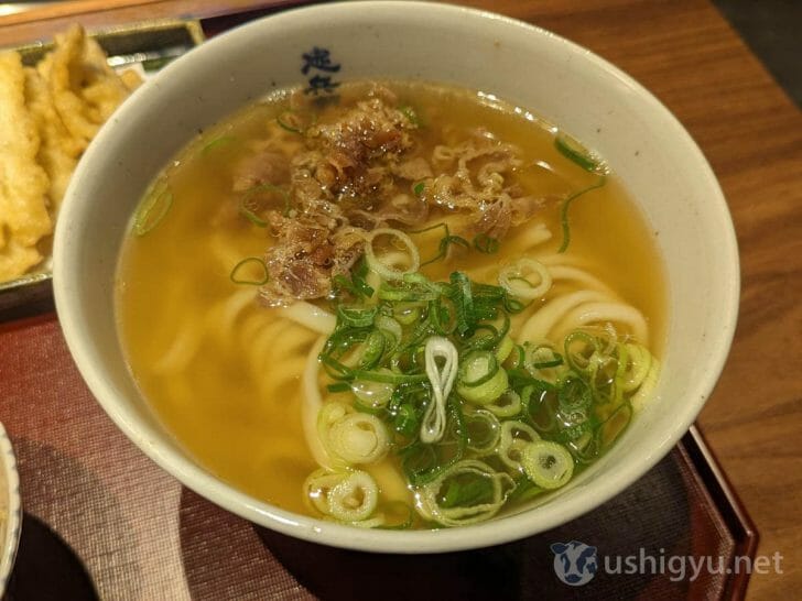 歯ごたえのあるかしわ肉が入ったうどん