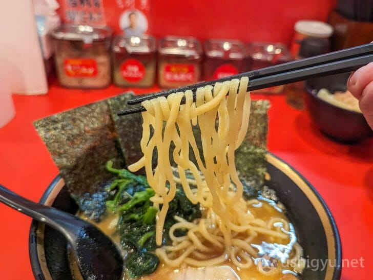 麺はやや加水率高めの中太ちぢれ麺