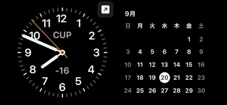 左に時計、右にカレンダーが表示されている