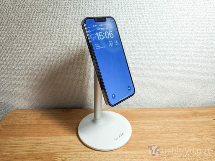マグネットを内蔵しているので、MagSafeに対応するiPhone（12以降）ならそのままくっつく